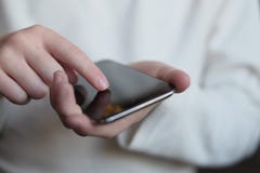 Använda den smarta telefonen för att meddela text arkivbild Använda den smarta telefonen för att meddela text arkivbild