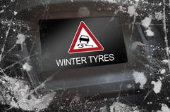 Anzeige im Armaturenbrett mit Aufmerksamkeitswinterreifen lizenzfreies stockfoto Anzeige im Armaturenbrett mit Aufmerksamkeitswinterreifen lizenzfreies stockfoto