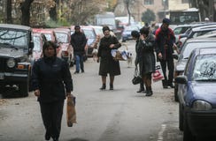 Anziani che camminano sulla via immagine stock Anziani che camminano sulla via immagine stock