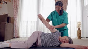 Anziano durante la riabilitazione con il fisioterapista dopo una lesione del braccio stock footage Anziano durante la riabilitazione con il fisioterapista dopo una lesione del braccio stock footage