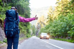 Anziehendes Auto der Reisendfrau auf Straße in Bicaz-Schlucht, Rumänien Lizenzfreies Stockbild Anziehendes Auto der Reisendfrau auf Straße in Bicaz-Schlucht, Rumänien Lizenzfreies Stockbild