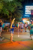 AO NANG, THAÏLANDE - 9 FÉVRIER 2018 : Vue extérieure de femme non identifiée faisant une exposition du feu près des rues d'ao Nan photographie stock AO NANG, THAÏLANDE - 9 FÉVRIER 2018 : Vue extérieure de femme non identifiée faisant une exposition du feu près des rues d'ao Nan photographie stock