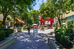 2 août 2018 Palo Alto/CA/Etats-Unis - marchant par le centre commercial de Stanford d'air ouvert, région de San Francisco Bay images libres de droits 2 août 2018 Palo Alto/CA/Etats-Unis - marchant par le centre commercial de Stanford d'air ouvert, région de San Francisco Bay images libres de droits