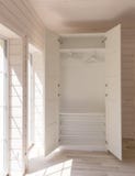 Apartamentos escandinavos del estilo Interior ligero del dormitorio en una casa de madera orgánica del color blanco Muebles de Ik Fotografía de archivo Apartamentos escandinavos del estilo Interior ligero del dormitorio en una casa de madera orgánica del color blanco Muebles de Ik Fotografía de archivo