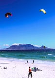 Apastad - 2011: Kiteboarding på Bloubergstrand arkivfoto Apastad - 2011: Kiteboarding på Bloubergstrand arkivfoto