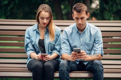 Apego del teléfono, par del adicto usando smartphones imagenes de archivo Apego del teléfono, par del adicto usando smartphones imagenes de archivo