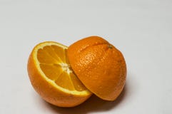 Apelsinsnitt på en halva som isoleras på vit bakgrund arkivbild Apelsinsnitt på en halva som isoleras på vit bakgrund arkivbild