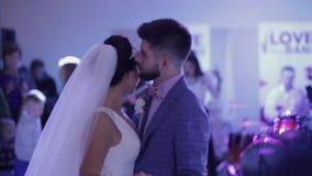 Apenas la pareja casada está bailando en el banquete de boda almacen de metraje de vídeo Apenas la pareja casada está bailando en el banquete de boda almacen de metraje de vídeo