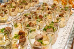Aperitivos em vidros pequenos nas fileiras foto de stock Aperitivos em vidros pequenos nas fileiras foto de stock