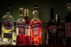 Aperol Spritz la bottiglia circondata da altre bottiglie alcoliche sullo scaffale di una barra Aperol Spritz è un cocktail a base immagini stock Aperol Spritz la bottiglia circondata da altre bottiglie alcoliche sullo scaffale di una barra Aperol Spritz è un cocktail a base immagini stock