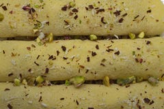 Apertado e próximo acima de um tiro aéreo de 3 panquecas dos crepes cobertas com os aparas do chocolate e dos cocos e de pistache foto de stock royalty free Apertado e próximo acima de um tiro aéreo de 3 panquecas dos crepes cobertas com os aparas do chocolate e dos cocos e de pistache foto de stock royalty free