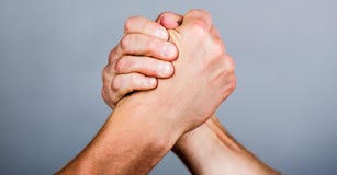 Aperto de mão amigável, amigos cumprimento, trabalhos de equipe, amizade Aperto de mão, braços, amizade Mão, rivalidade, contra, fotografia de stock Aperto de mão amigável, amigos cumprimento, trabalhos de equipe, amizade Aperto de mão, braços, amizade Mão, rivalidade, contra, fotografia de stock