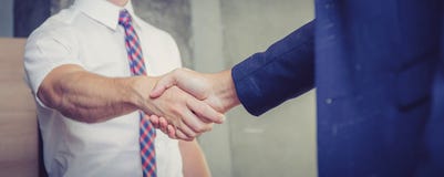 Aperto de mão do negócio com o sócio do sucesso na sala de reunião, felicitações do homem de negócios fotos de stock royalty free Aperto de mão do negócio com o sócio do sucesso na sala de reunião, felicitações do homem de negócios fotos de stock royalty free