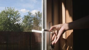 Apertura della porta di vetro Apertura della porta di vetro