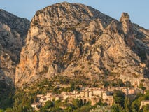 Aperçu de Moustiers-Sainte-Marie, France Image libre de droits Aperçu de Moustiers-Sainte-Marie, France Image libre de droits