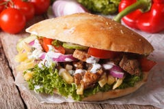 Apetyczna kanapka: Doner kebabu zakończenie na stole horizont obraz royalty free Apetyczna kanapka: Doner kebabu zakończenie na stole horizont obraz royalty free