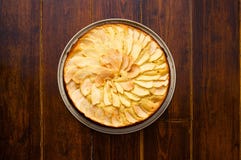 Apfelkuchen über hölzernem Hintergrund in der Mitte stockbild Apfelkuchen über hölzernem Hintergrund in der Mitte stockbild