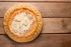 Apfelkuchenkuchen, der auf hölzernem Hintergrund liegt stockfotos Apfelkuchenkuchen, der auf hölzernem Hintergrund liegt stockfotos