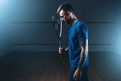 Aplaste el concepto del juego, jugador masculino con la estafa fotos de archivo Aplaste el concepto del juego, jugador masculino con la estafa fotos de archivo