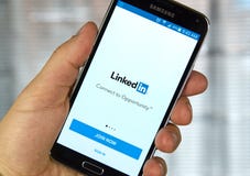 Aplicación móvil de Linkedin en un teléfono celular imagenes de archivo Aplicación móvil de Linkedin en un teléfono celular imagenes de archivo
