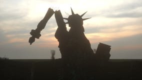 Apocalypse des Etats-Unis, Amérique Vue aérienne de New York City détruit, statue de la liberté Concept d'apocalypse superbe illustration de vecteur Apocalypse des Etats-Unis, Amérique Vue aérienne de New York City détruit, statue de la liberté Concept d'apocalypse superbe illustration de vecteur