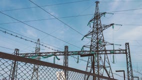 Apoio bonde de uma linha elétrica de alta tensão Subestação atrás da cerca Indústria energética elétrica Produção e video estoque Apoio bonde de uma linha elétrica de alta tensão Subestação atrás da cerca Indústria energética elétrica Produção e video estoque