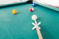 Apontando a bola que usa o prolongamento cole durante o jogo dos billards da sinuca imagem de stock royalty free Apontando a bola que usa o prolongamento cole durante o jogo dos billards da sinuca imagem de stock royalty free