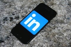 App di logo di LinkedIn sullo schermo del telefono di Samsung immagine stock App di logo di LinkedIn sullo schermo del telefono di Samsung immagine stock