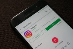 App do logotipo de Instagram na tela do telefone de Samsung imagem de stock royalty free App do logotipo de Instagram na tela do telefone de Samsung imagem de stock royalty free