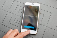 App sul iPhone di Apple più il software applicativo FaceTime fotografia stock libera da diritti App sul iPhone di Apple più il software applicativo FaceTime fotografia stock libera da diritti