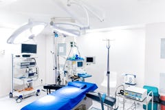 Apparecchi medici e lampade di industriale nella stanza della chirurgia dell'ospedale moderno Concetto di progetto interno dell'o fotografie stock Apparecchi medici e lampade di industriale nella stanza della chirurgia dell'ospedale moderno Concetto di progetto interno dell'o fotografie stock