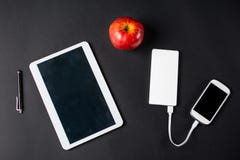 Appareils électroniques rouges de pomme et de blanc Photos libres de droits Appareils électroniques rouges de pomme et de blanc Photos libres de droits