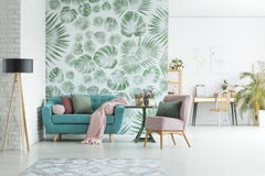 Appartement avec le papier peint floral photo stock Appartement avec le papier peint floral photo stock