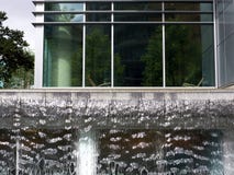 Appartements modernes avec la cascade à écriture ligne par ligne photographie stock libre de droits Appartements modernes avec la cascade à écriture ligne par ligne photographie stock libre de droits