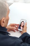 Appel téléphonique visuel de téléphone portable de personne âgée photographie stock Appel téléphonique visuel de téléphone portable de personne âgée photographie stock
