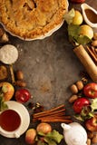Appeltaart die met dalingsbladeren wordt verfraaid stock foto's Appeltaart die met dalingsbladeren wordt verfraaid stock foto's