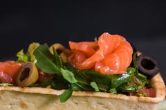 Appetitanregender Aperitif von Canape, roter Fisch, Salat in einem Restaurant auf einem Betonhintergrund des dunklen Schwarzen St lizenzfreie stockfotografie Appetitanregender Aperitif von Canape, roter Fisch, Salat in einem Restaurant auf einem Betonhintergrund des dunklen Schwarzen St lizenzfreie stockfotografie