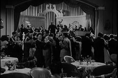 Applaudierender Nachtklub des Bandes im Jahre 1940 s der Leute stock video Applaudierender Nachtklub des Bandes im Jahre 1940 s der Leute stock video