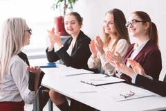 Applauso femminile assunto di sostegno delle donne della società di affari fotografie stock libere da diritti Applauso femminile assunto di sostegno delle donne della società di affari fotografie stock libere da diritti