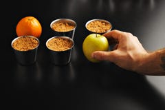 Apple desintegra a sobremesa com fruto imagem de stock royalty free Apple desintegra a sobremesa com fruto imagem de stock royalty free