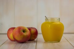 Apple funderade äppeljuice eller chai-der med kanelbruna pinnar och nya äpplen på träbakgrund Höstdrinkar fotografering för bildbyråer Apple funderade äppeljuice eller chai-der med kanelbruna pinnar och nya äpplen på träbakgrund Höstdrinkar fotografering för bildbyråer