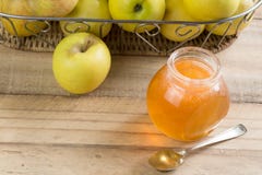 Apple-Gelee und -äpfel im Korb auf rustikalem Holztisch stockfotografie Apple-Gelee und -äpfel im Korb auf rustikalem Holztisch stockfotografie