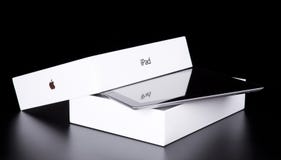 Apple iPad 2 mit intelligenter Abdeckung und ursprünglichem Kasten lizenzfreie stockfotos Apple iPad 2 mit intelligenter Abdeckung und ursprünglichem Kasten lizenzfreie stockfotos