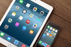 Apple iPhone 5s och iPadluft 2 royaltyfri foto Apple iPhone 5s och iPadluft 2 royaltyfri foto