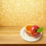 Apple med honung på trätabellen över guld- bokehbakgrund Judiskt ferieRosh Hashanah för nytt år begrepp arkivbild Apple med honung på trätabellen över guld- bokehbakgrund Judiskt ferieRosh Hashanah för nytt år begrepp arkivbild