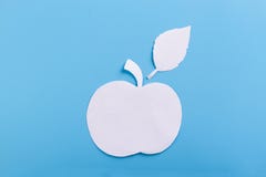 Apple na b??kitnym tle zdjęcia royalty free Apple na b??kitnym tle zdjęcia royalty free