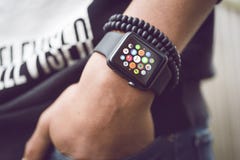 Apple observent - le smartwatch Photo stock Apple observent - le smartwatch Photo stock