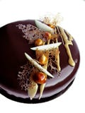 Apple och karamellchokladkakan med caramelized hasselnötter, kräpp snör åt och spegelglasyr royaltyfri fotografi Apple och karamellchokladkakan med caramelized hasselnötter, kräpp snör åt och spegelglasyr royaltyfri fotografi