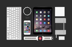Apple-Produktmodell bestehende ipad Luft 2, iphone 5s, Tastatur lizenzfreie stockfotografie Apple-Produktmodell bestehende ipad Luft 2, iphone 5s, Tastatur lizenzfreie stockfotografie