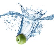 Apple rientra profondamente nell'acqua fotografie stock libere da diritti Apple rientra profondamente nell'acqua fotografie stock libere da diritti